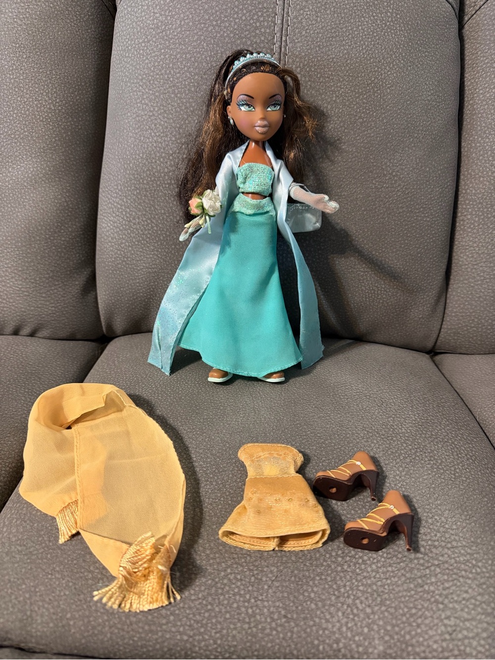 Bratz Formal Funk Sasha with second outfit. Missing small accessories and purse
